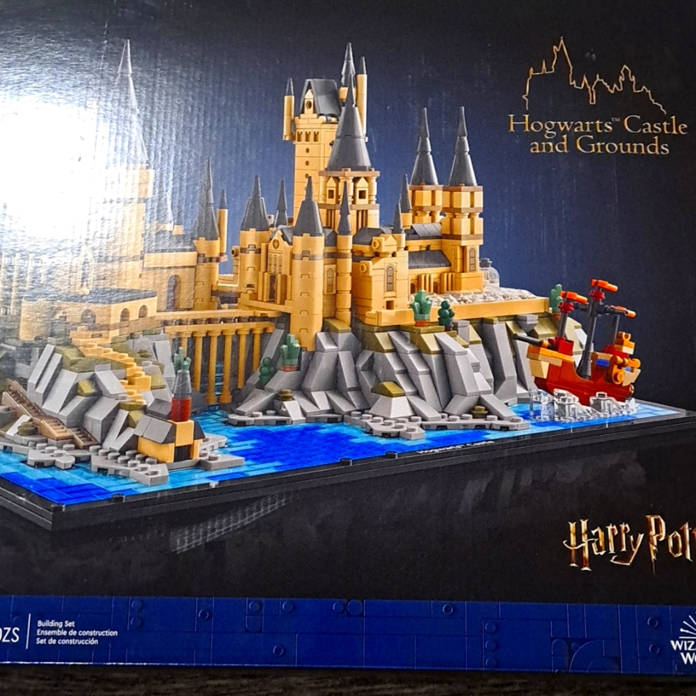Harry Potter Wizarding World Hogwarts Castle and Grounds Lego Set